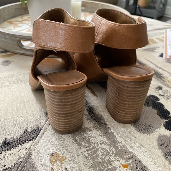 DE BLOSSOM COLLECTIONS HEEL - Picture 3 of 6